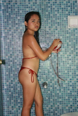 18 year old black girl Nia Nacci doffs school clothes to poses naked